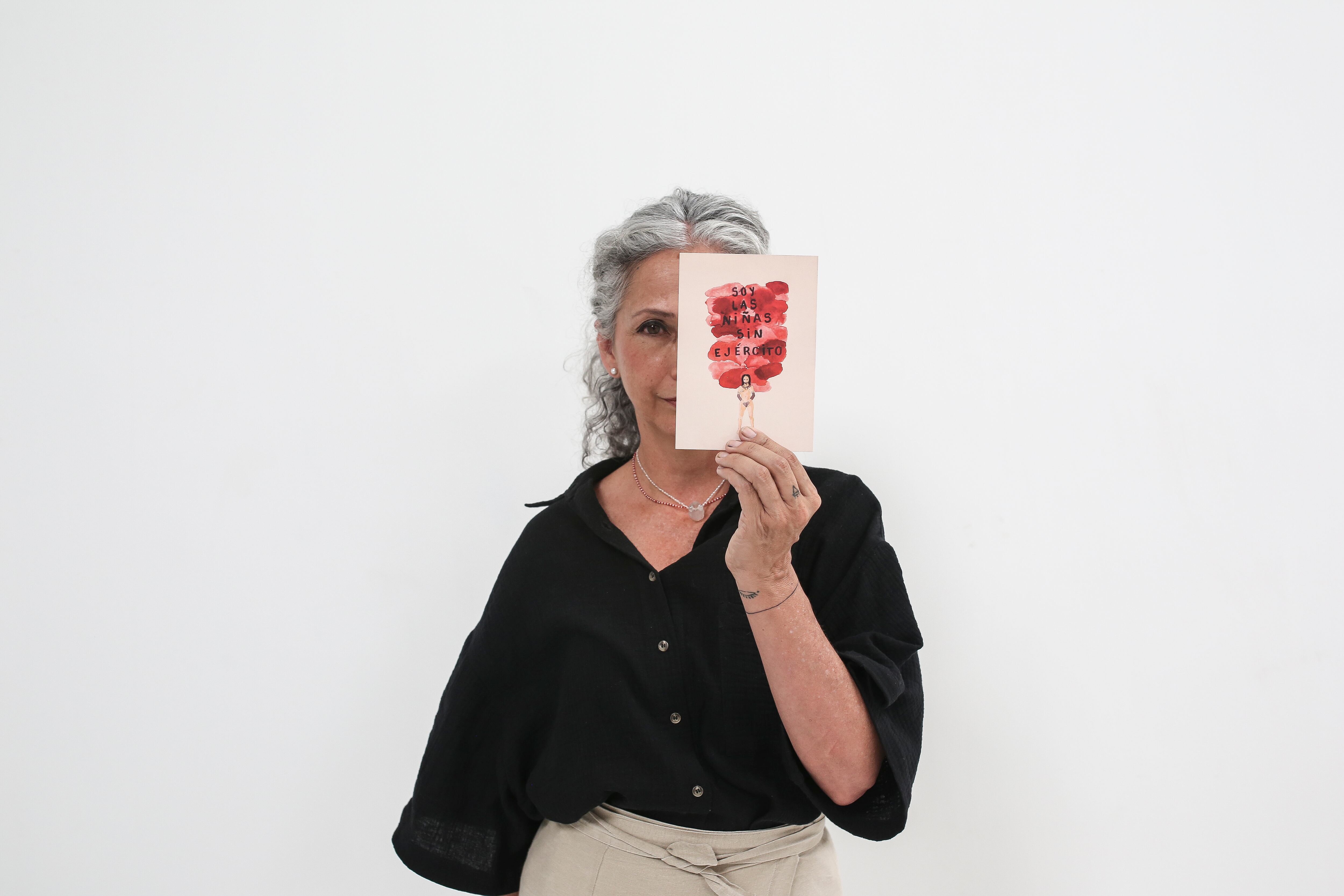 Vistamos el taller de la artista bogotana Luz Lizarazo para que nos hablara de la obra que abre la bienal de Malta, de su autoría, y del arte que la mueve. Nos habló también de su serie Las niñas, sobe un episodio nefasto en la historia de este país.