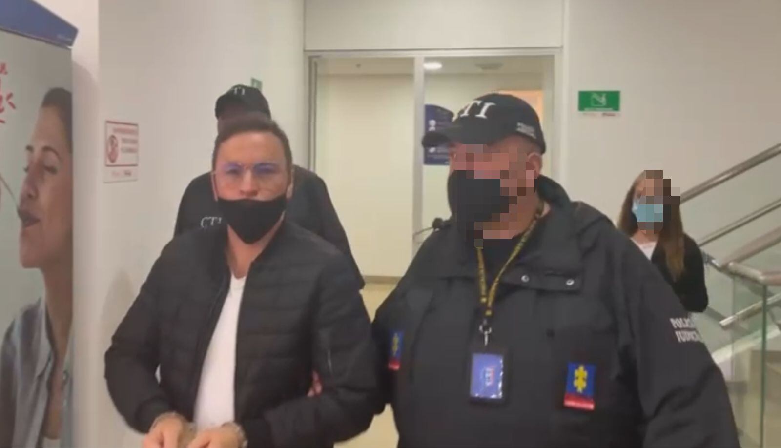 Primeras imágenes de Jhonier por los pasillos del bunker. El hermano y confeso asesino de Mauricio Leal y su mamá, fue cobijado con una medida de aseguramiento.