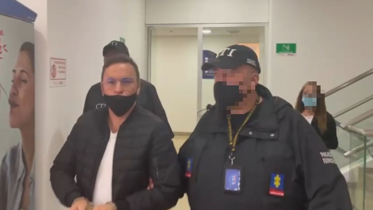 Primeras imágenes de Jhonier por los pasillos del bunker. El hermano y confeso asesino de Mauricio Leal y su mamá, fue cobijado con una medida de aseguramiento.