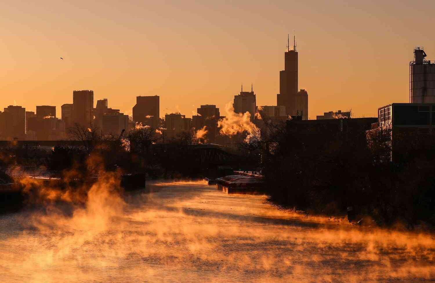 Los residentes de Chicago, al oeste de los Estados Unidos, se vieron afectados por el severo frío causado por una tormenta de nieve en el noreste del país. La vida casi se paraliza en Chicago debido a la nieve, la más pesada de la región durante años, con las calles y callejones de la ciudad completamente deseserticos. (Bilgin S. Sasmaz - Agencia de Anadolu).