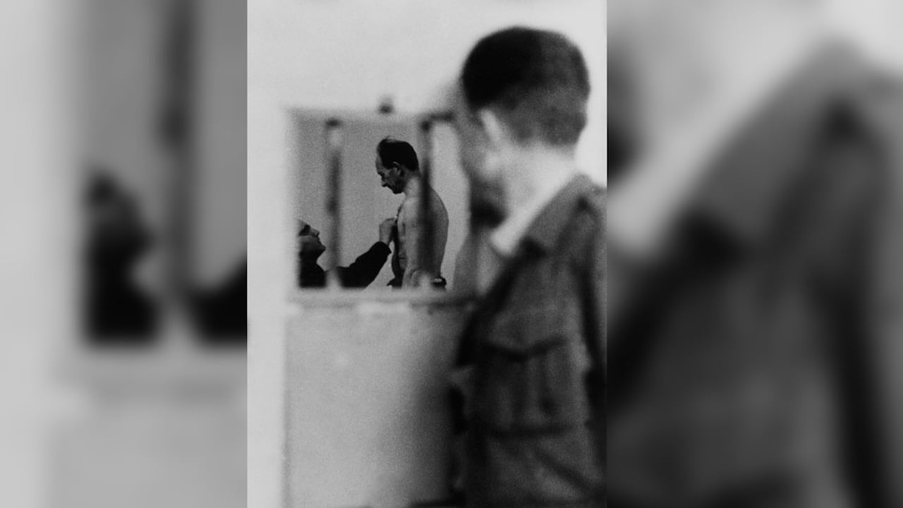 Adolf Eichmann en el examen médico antes del juicio el 12 de abril de 1961. (Foto de Keystone-France/Gamma-Keystone vía Getty Images)