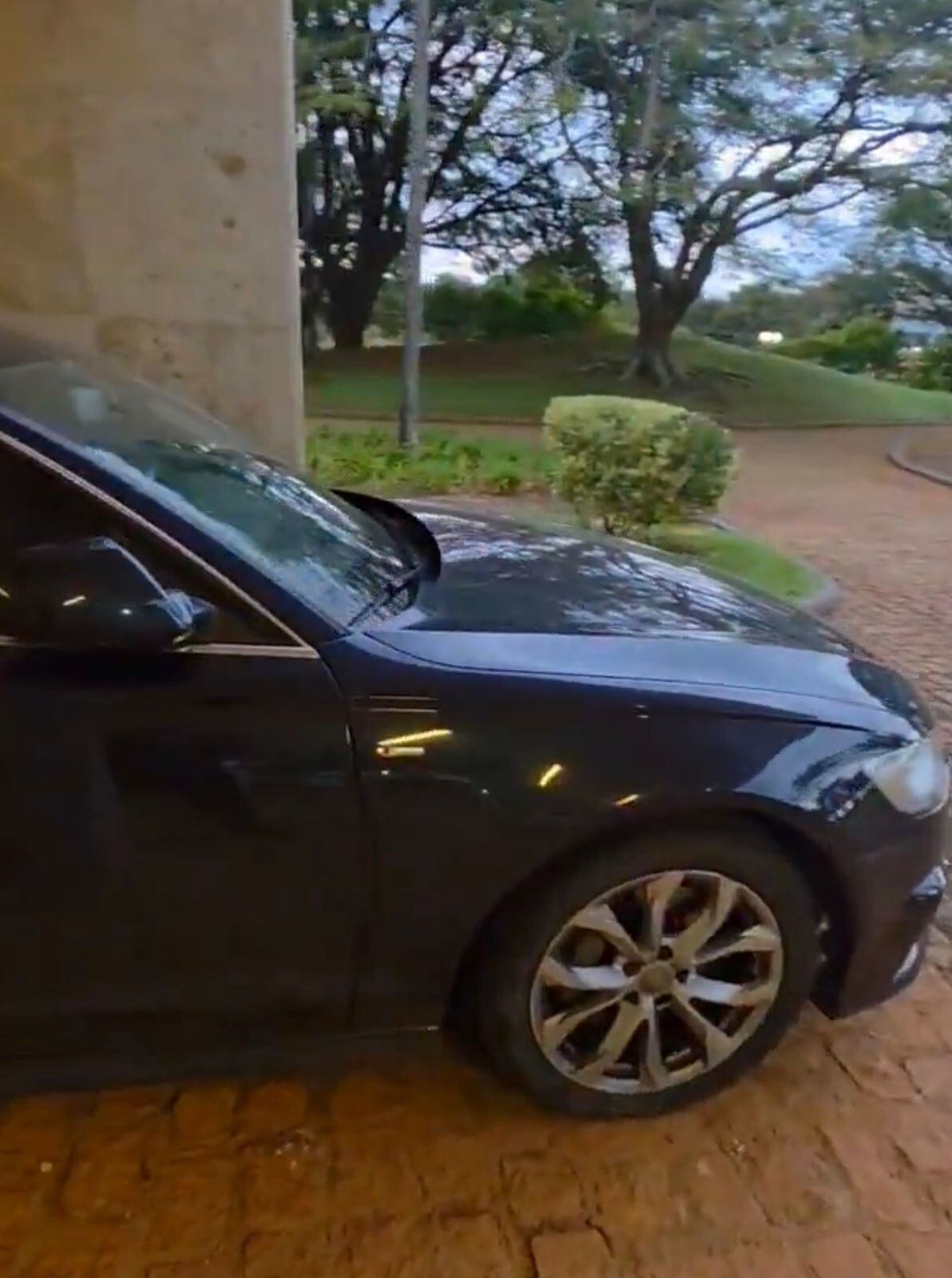 El carro lujoso de la Embajada de Colombia en Brasil que fue chocado.