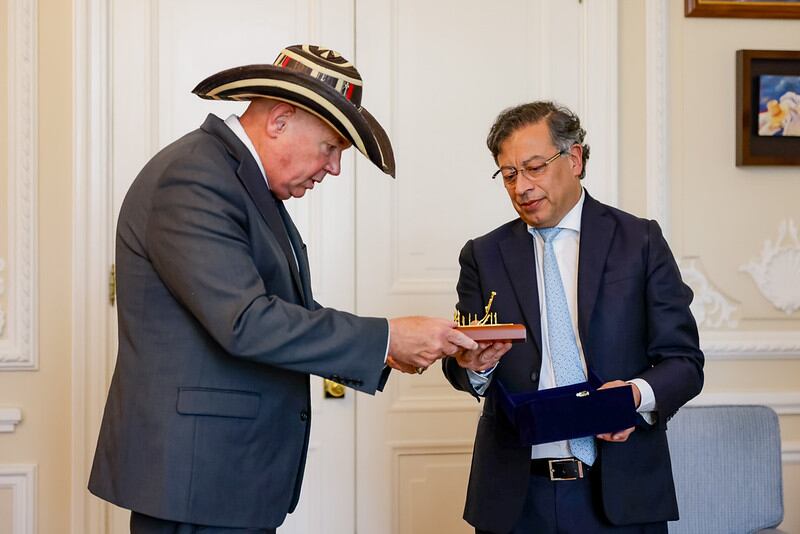 Gustavo Petro y John McNamara