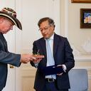 Gustavo Petro y John McNamara