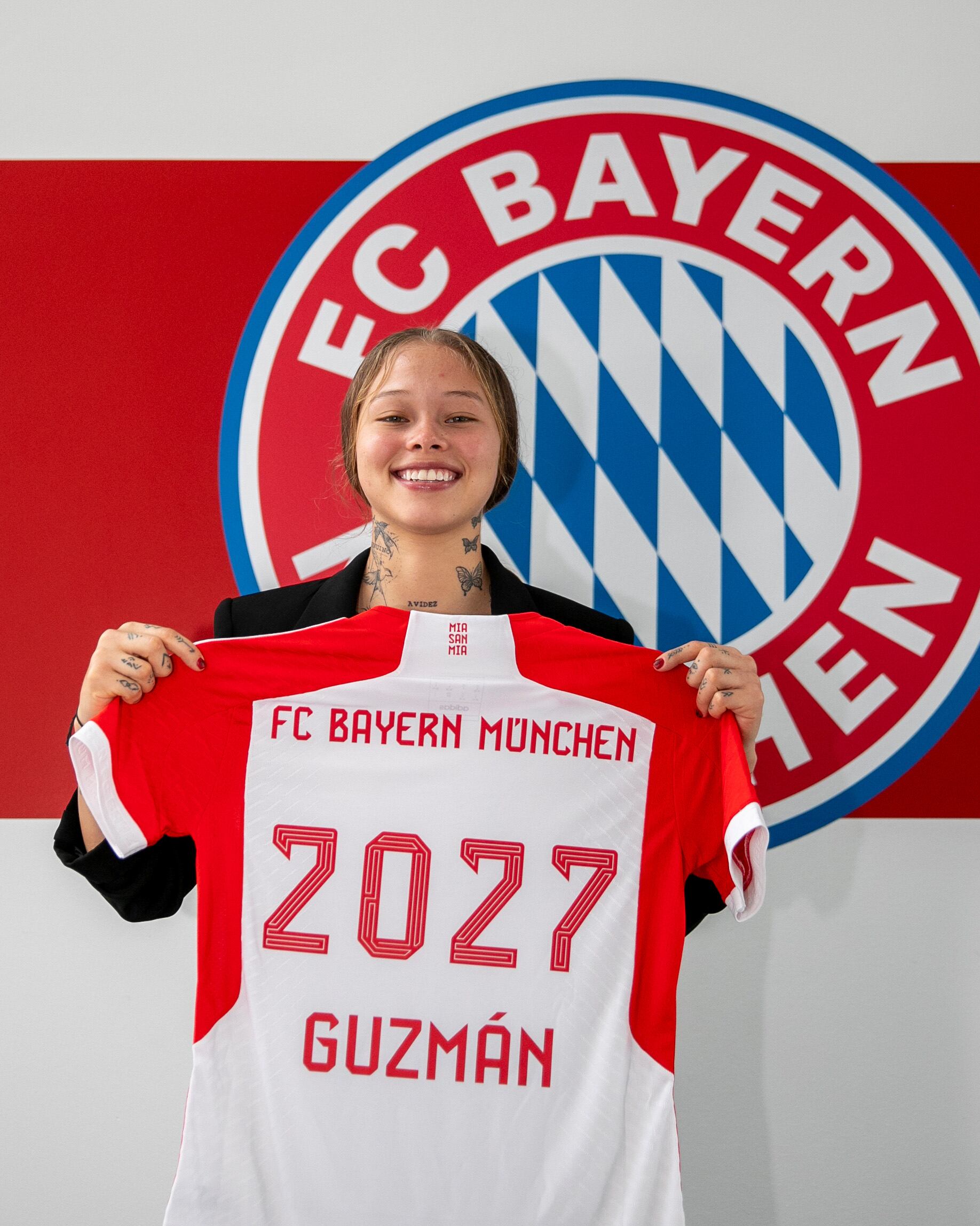 Ana María Guzmán posando con la camiseta del Bayern Múnich el día de su presentación (19 de septiembre de 2023)