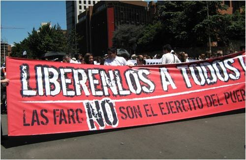 Los colombianos se ingenieron toda suerte de mensajes para manifestar su rechazo a las Farc. Esta pancarta se vio sobre la carrera séptima, en Bogotá. 