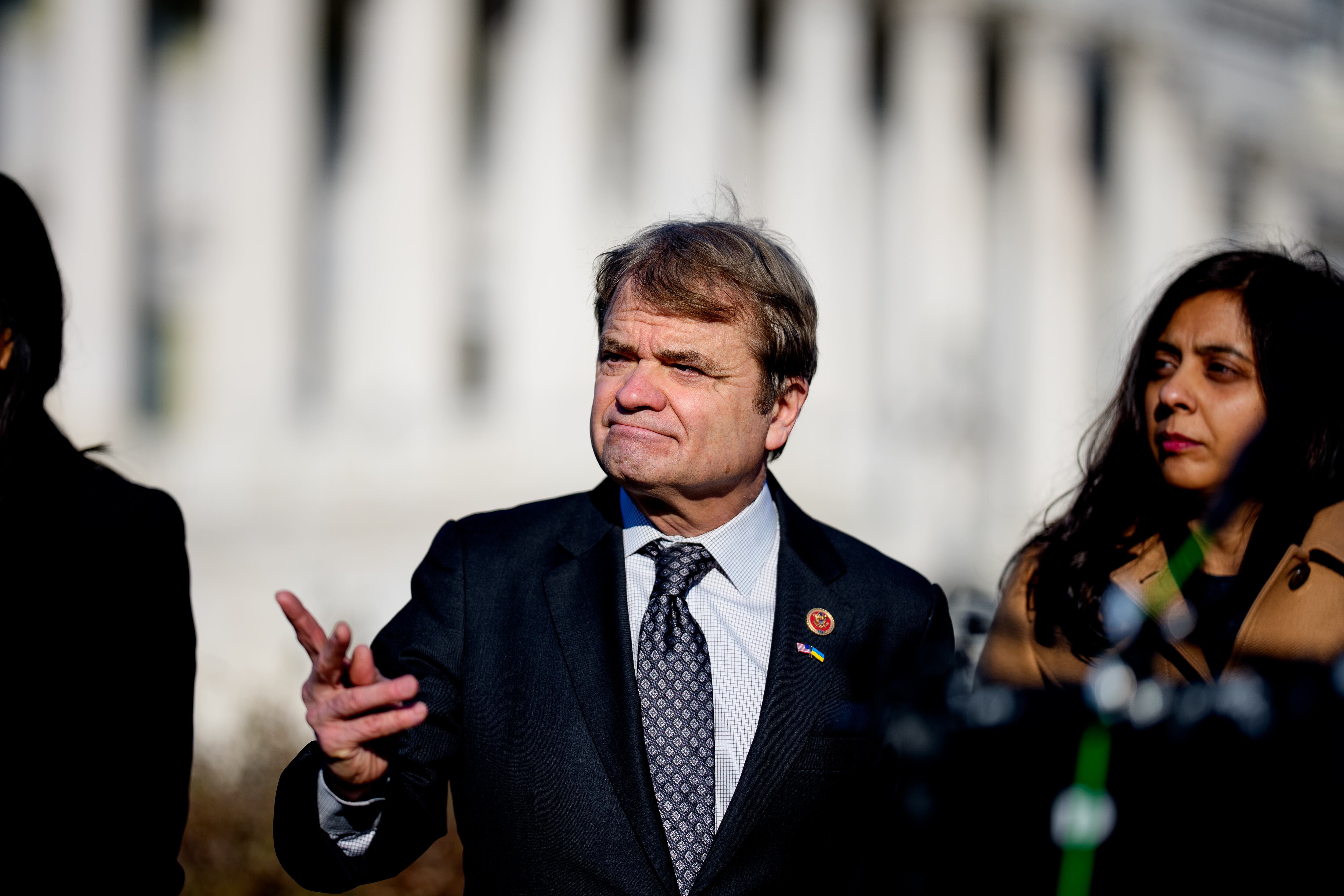 Mike Quigley declara desde la casa demócrata en Washington