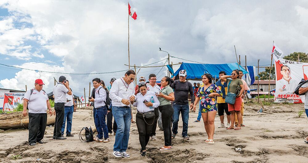 La isla está en campaña y hasta allá llegó el condenado expresidente Martín Vizcarra. En sus tiempos de mandatario se convirtió en el primer jefe de Estado que pisó el terreno. 