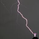 El cristo redentor de Rio de Janeiro tendrá que ser restaurado después de recibir en sus manos uno de los tantos rayos que acompañaron una tormenta la noche del jueves.(EFE)
