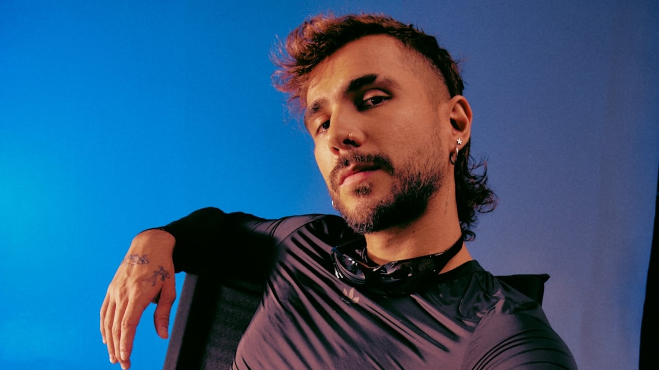 El cantante y compositor colombiano Juan Duque, una de las voces actuales más fuertes de la escena urbana, lanza su nuevo sencillo “Ojalá”. Habló con SEMANA.