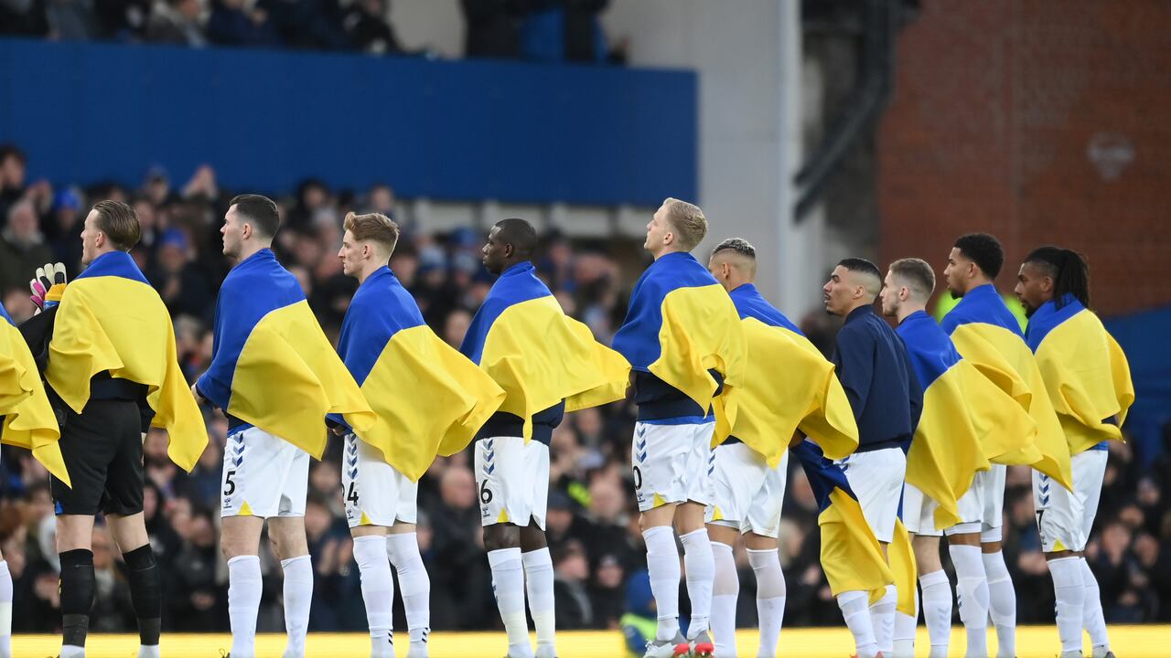La Premier Legue rindió sentido homenaje a Ucrania por la grave situación.
