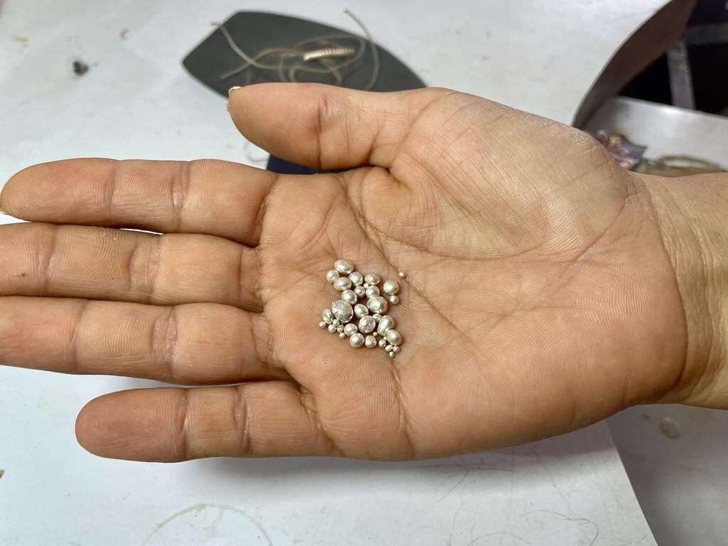 Para hacer un buen trabajo de filigrana, en Mompox, los artesanos usan oro y plata, la cual está en gramos pequeños para poder trabajarla. Foto: Andrea Gómez