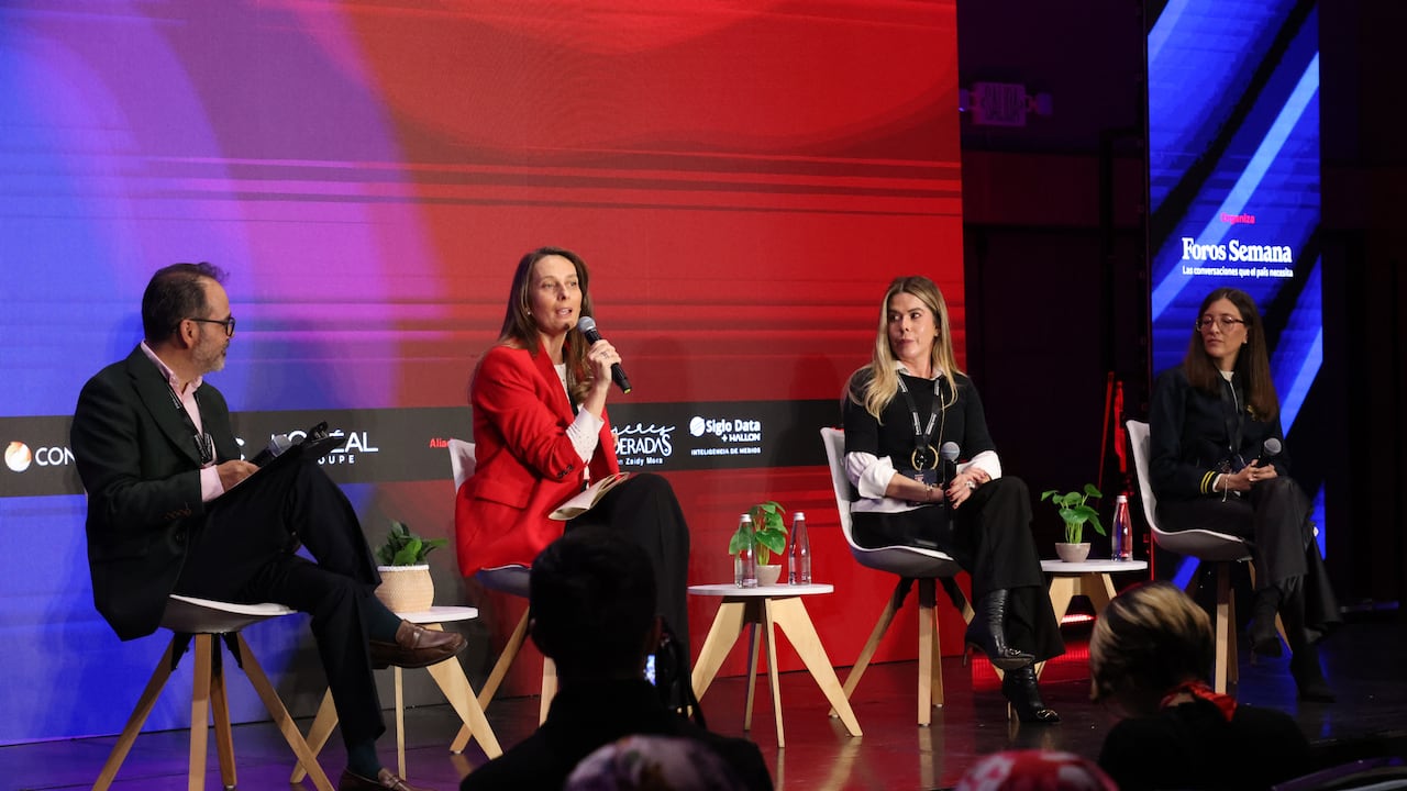 De izquierda a derecha: Carlos Enrique Rodríguez, subdirector editorial de SEMANA; Patricia Aparicio, gerente de Asuntos Corporativos y Sostenibilidad de AES Colombia; Lina María Ortiz del Río, CEO de Conalca y Ingeniera Astrid Rubiano Fonseca, Ph. D., vicerrectora de Investigaciones de la Universidad Militar Nueva Granada.
Modera: Carlos Enrique Rodríguez, subdirector general de SEMANA