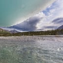 Los científicos atribuyen este evento al impacto del cambio climático, que acelera el deshielo y favorece la inestabilidad de las laderas en estas regiones.