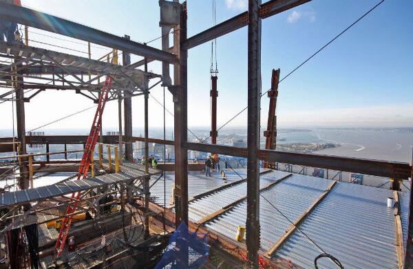 20 de septiembre de 2011. Ajuste de algunas columnas a más de 80 pisos de altura.