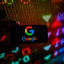 POLONIA - 01/12/2023: En esta ilustración fotográfica, se muestra un logotipo de Google en un teléfono inteligente con porcentajes del mercado de valores de fondo. (Ilustración fotográfica de Omar Marques/SOPA Images/LightRocket vía Getty Images)