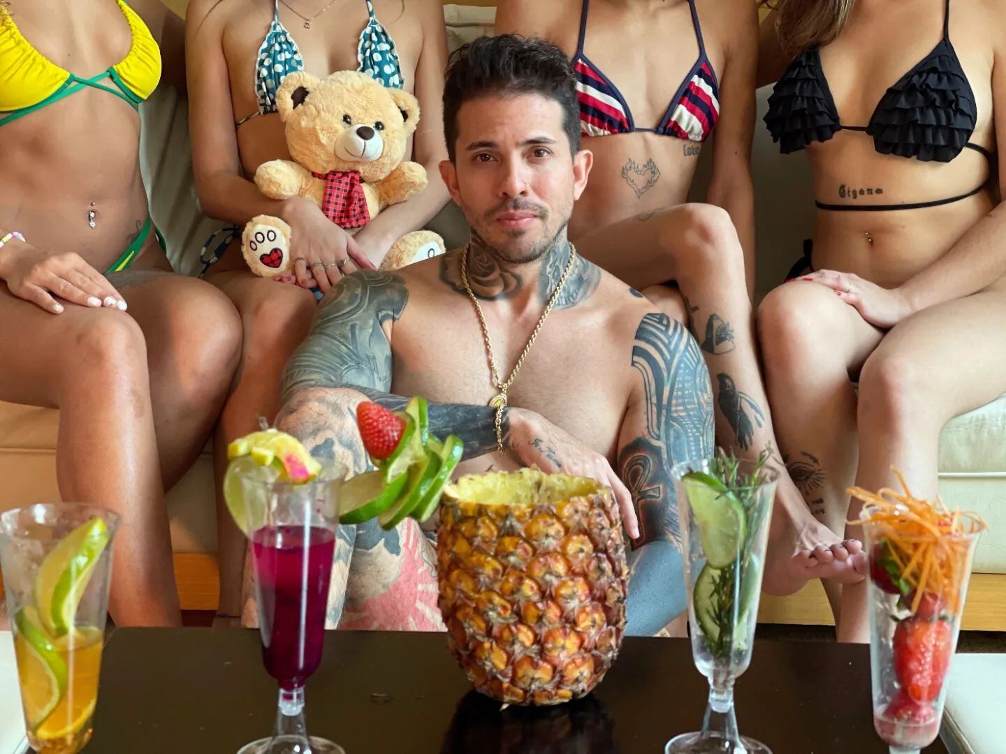 El hombre suele publicar algunos de los momentos que comparte con sus parejas.