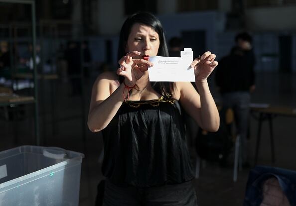 “Hay una tendencia clara respecto a la opción en contra y obviamente desde la UDI, como lo hemos hecho siempre, desde una perspectiva de coherencia y respeto a la democracia, reconocemos este resultado”, se pronunció el dirigente político de UDI, Javier Macaya.