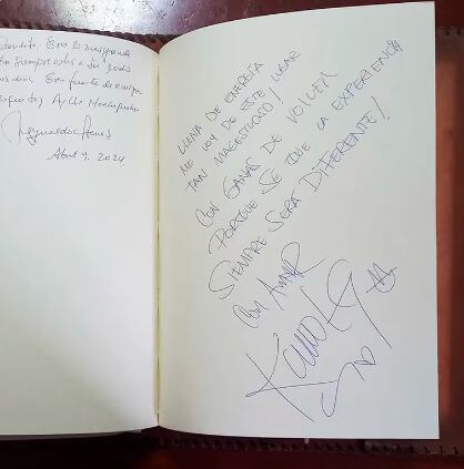 Karol G comete error ortográfico en libro de personalidades en Perú