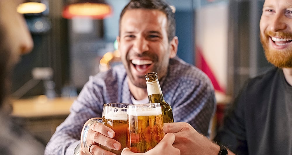 Las ventas de bebidas alcohólicas siguen al alza y esto se podría deber a la mayor socialización que han buscado los colombianos tras la pandemia, pero hay dudas con respecto al lugar de consumo, pues por economía algunos lo harían en la tienda de la esquina, pero otros van a bares y restaurantes.