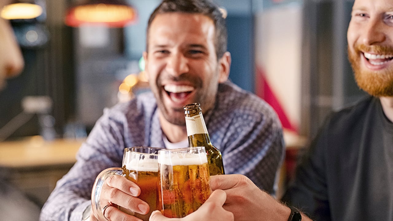 Las ventas de bebidas alcohólicas siguen al alza y esto se podría deber a la mayor socialización que han buscado los colombianos tras la pandemia, pero hay dudas con respecto al lugar de consumo, pues por economía algunos lo harían en la tienda de la esquina, pero otros van a bares y restaurantes.