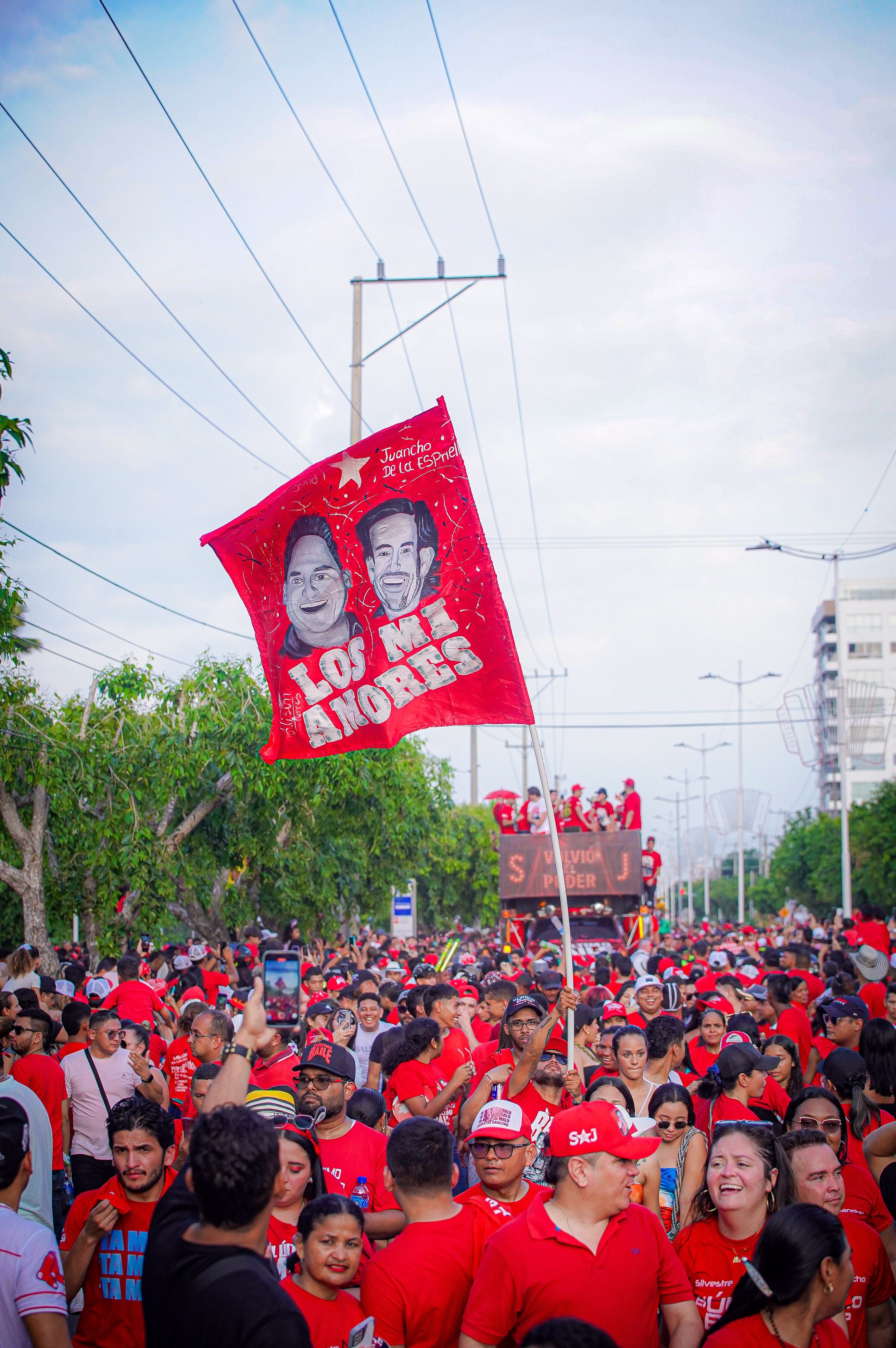 Silvestre Dangond y Juancho de la Espriella protagonizaron una caravana masiva antes de sus conciertos en Valledupar.