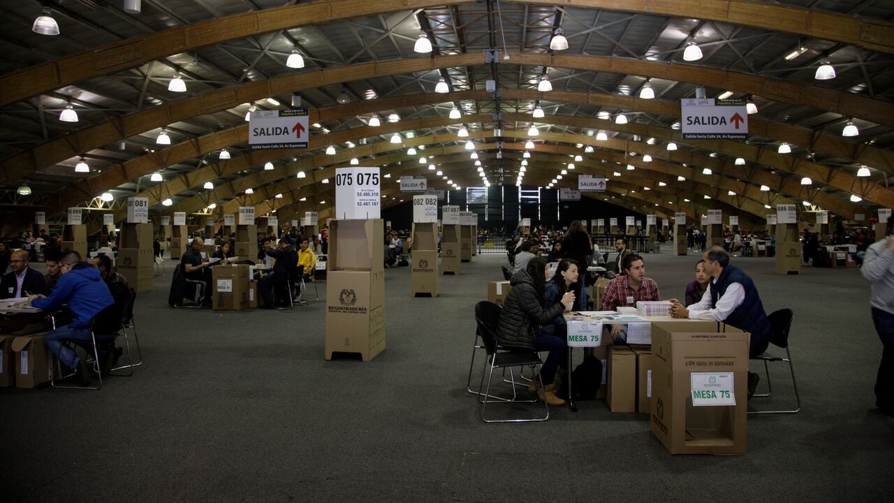 Un total de 8.906 policías garantizarán el orden público en las elecciones en Bogotá.
Foto: Gabriela Alvarado
Semana