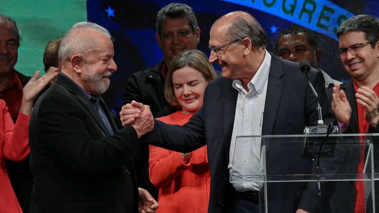 El expresidente Luiz Inácio Lula da Silva junto a Geraldo Alckmin, su candidato a vicepresidente.