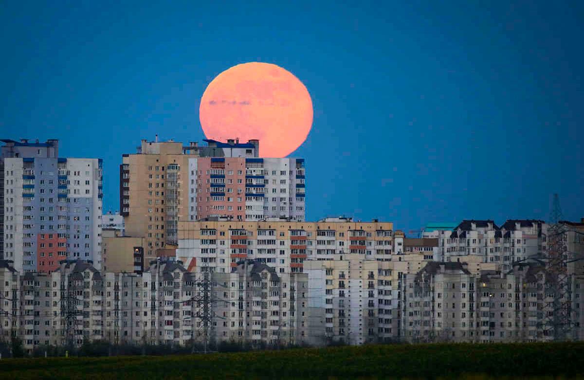Una luna llena se eleva sobre los apartamentos en Minsk, Bielorrusia, el jueves 7 de mayo de 2020. Foto: Sergei Grits/AP