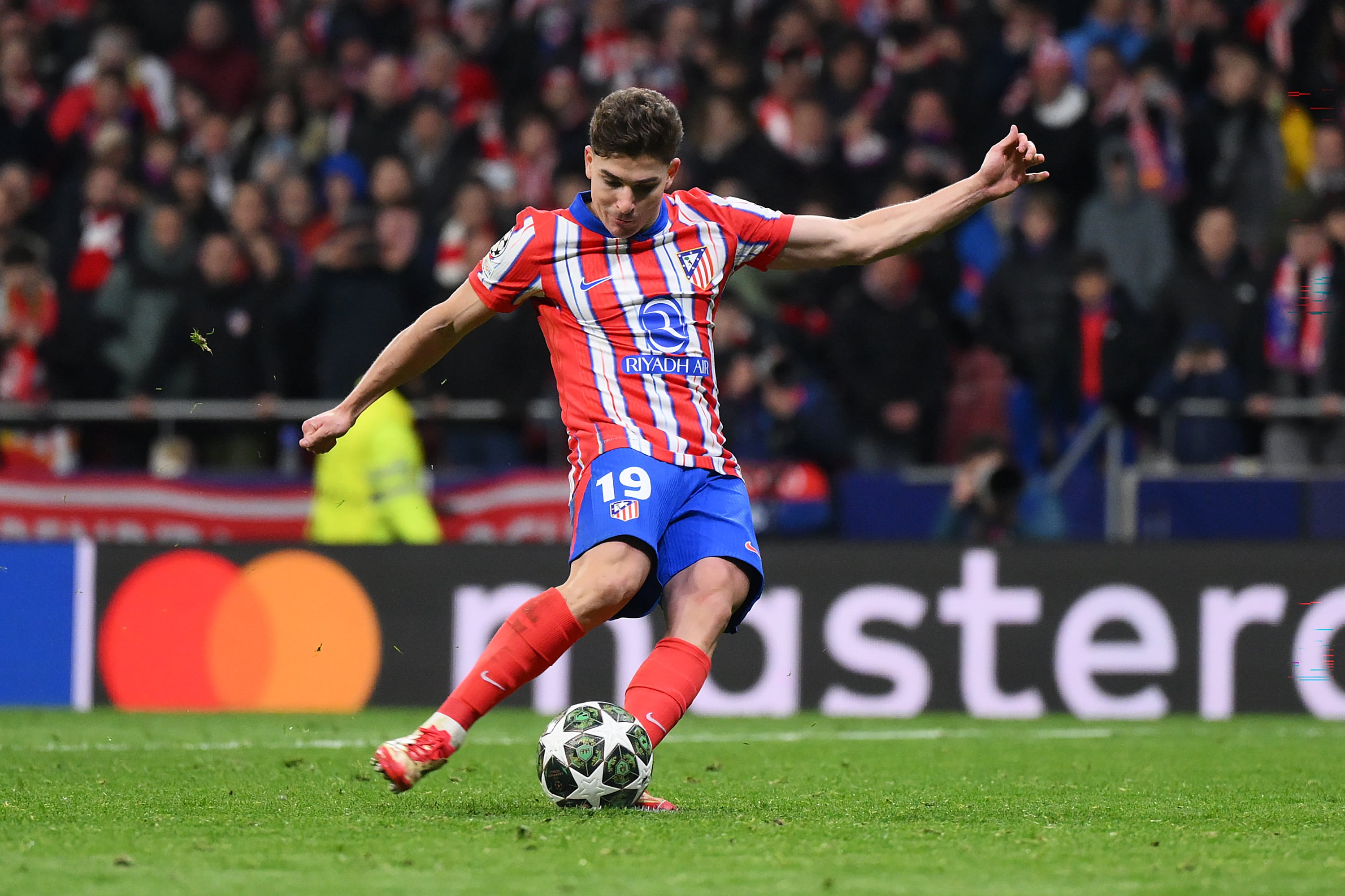MADRID, SPAIN - MARCH 12: Julian Alvarez of Atletico de Madrid scores the team's second penalty in the penalty shoot out, which is later ruled out following a VAR Review due to an improper kick, during the UEFA Champions League 2024/25 Round of 16 second leg match between Atletico de Madrid and Real Madrid C.F. at Estadio Metropolitano on March 12, 2025 in Madrid, Spain. (Photo by David Ramos - UEFA/UEFA via Getty Images)