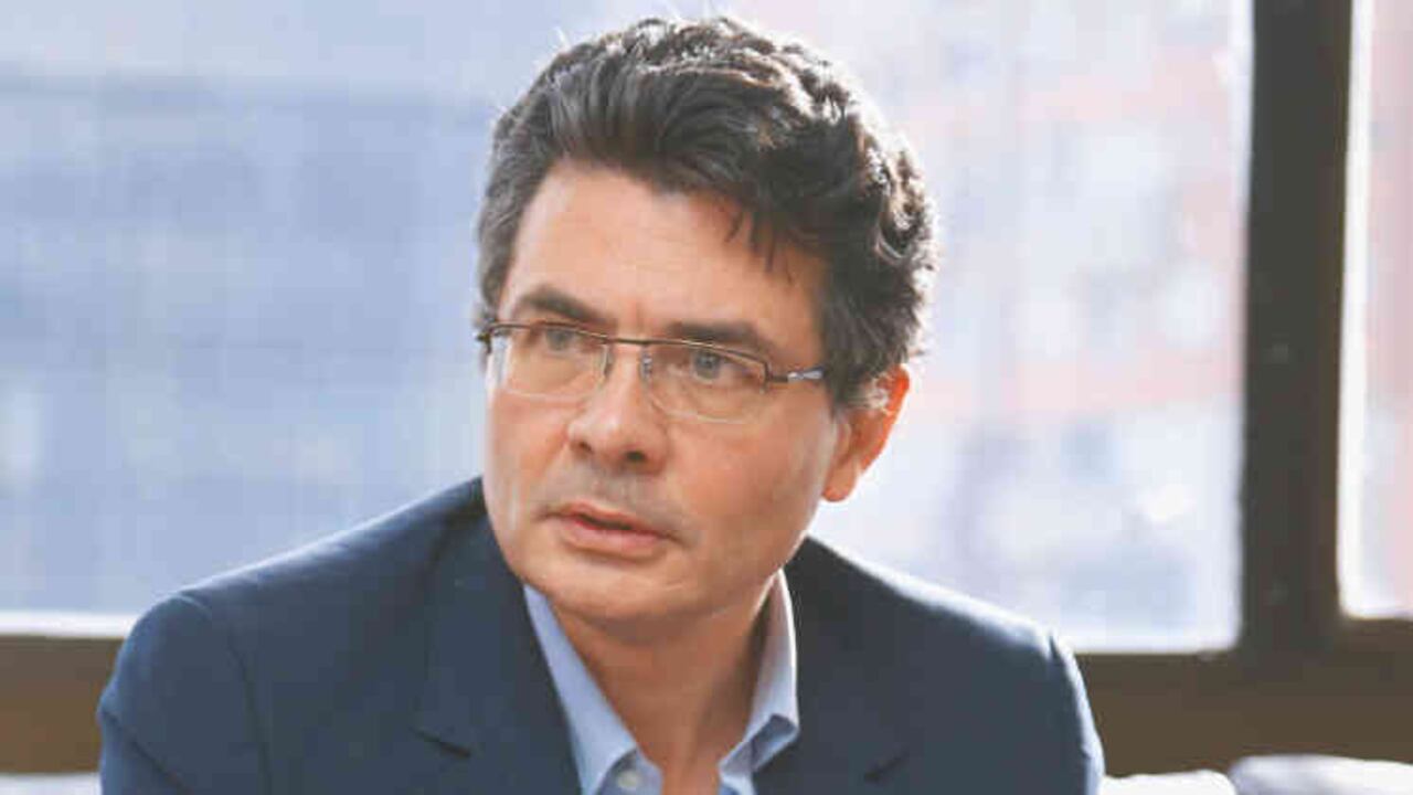 No vacunar venezolanos irregulares es “antiético”: crítica de Alejandro Gaviria