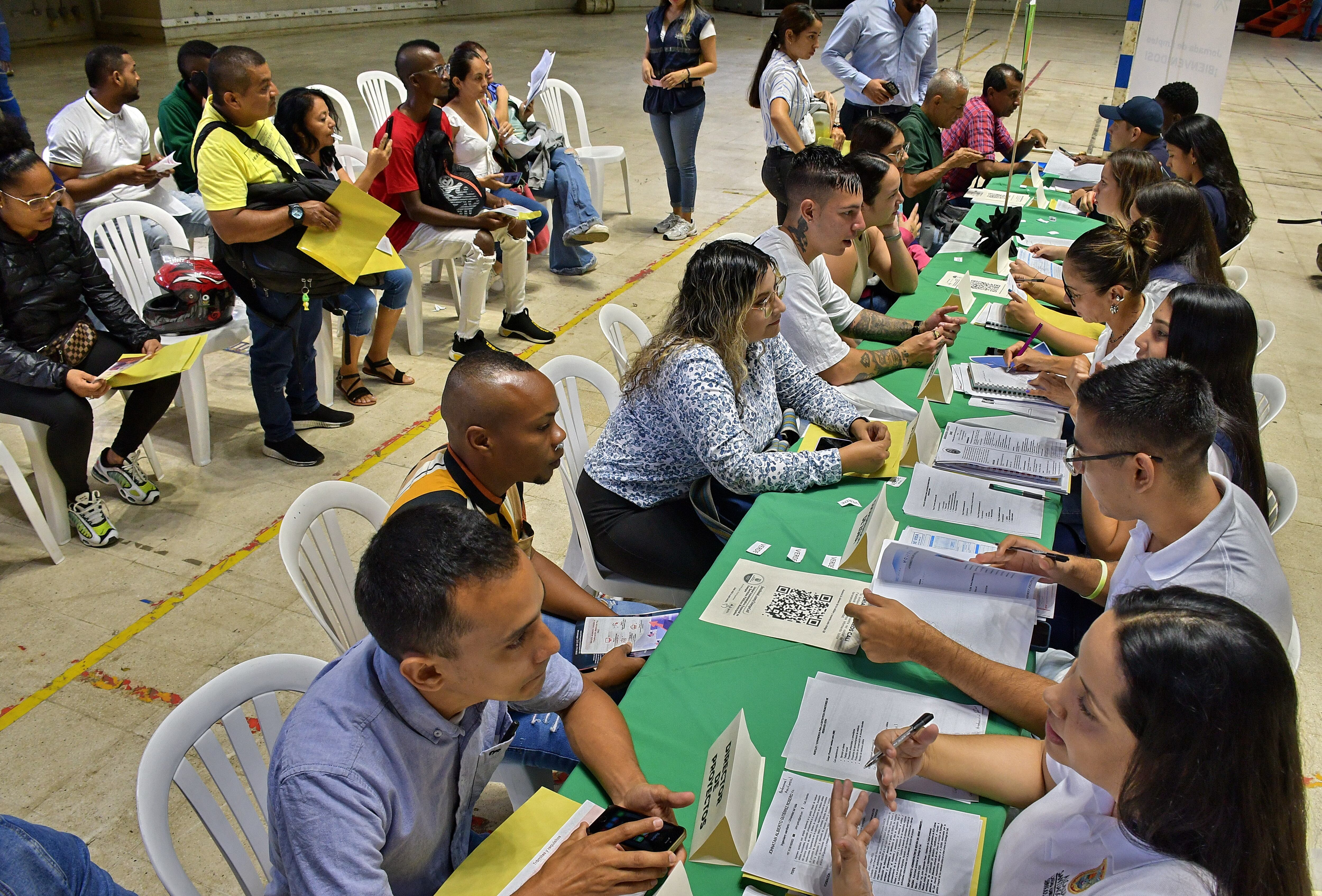 Con miras a cumplir la meta de crear 1000 empleos en Cali, este miércoles, 22 de mayo, se dio inicio a la feria de empleo en la ciudad, la cual, hasta ahora, ha recibido a más de 1200 personas. Fotos Raúl Palacios / El Pais / 22 de Mayo 22 del 2023 Cali.