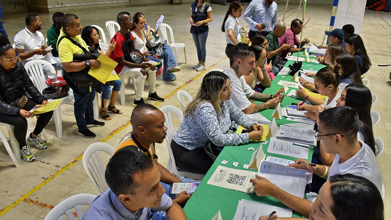 Con miras a cumplir la meta de crear 1000 empleos en Cali, este miércoles, 22 de mayo, se dio inicio a la feria de empleo en la ciudad, la cual, hasta ahora, ha recibido a más de 1200 personas. Fotos Raúl Palacios / El Pais / 22 de Mayo 22 del 2023 Cali.
