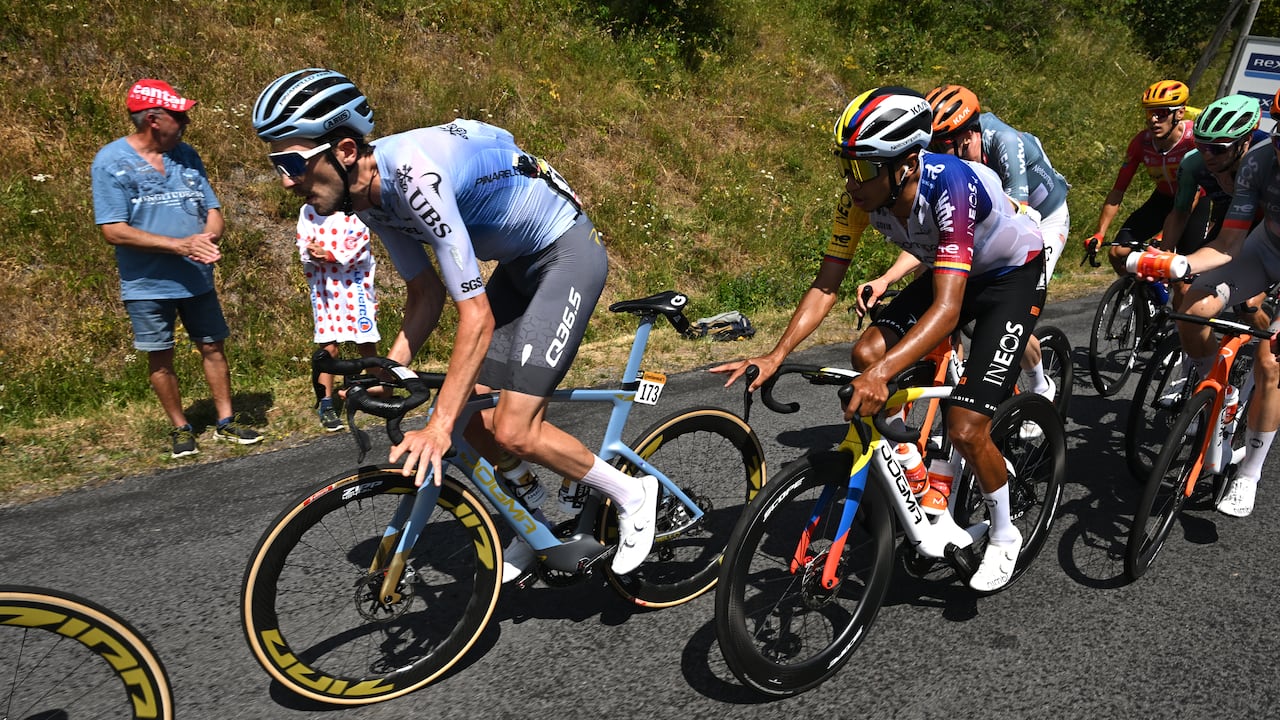 Egan Bernal en la disputa del Tour de Francia 2026.