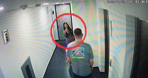 SÁBADO 21 DE ENERO, 10:43 P. M. Se conoce la última imagen con vida de Valentina Trespalacios. Aparece en el pasillo del edificio con una faja posoperatoria, mientras su pareja y asesino baja por un domicilio.