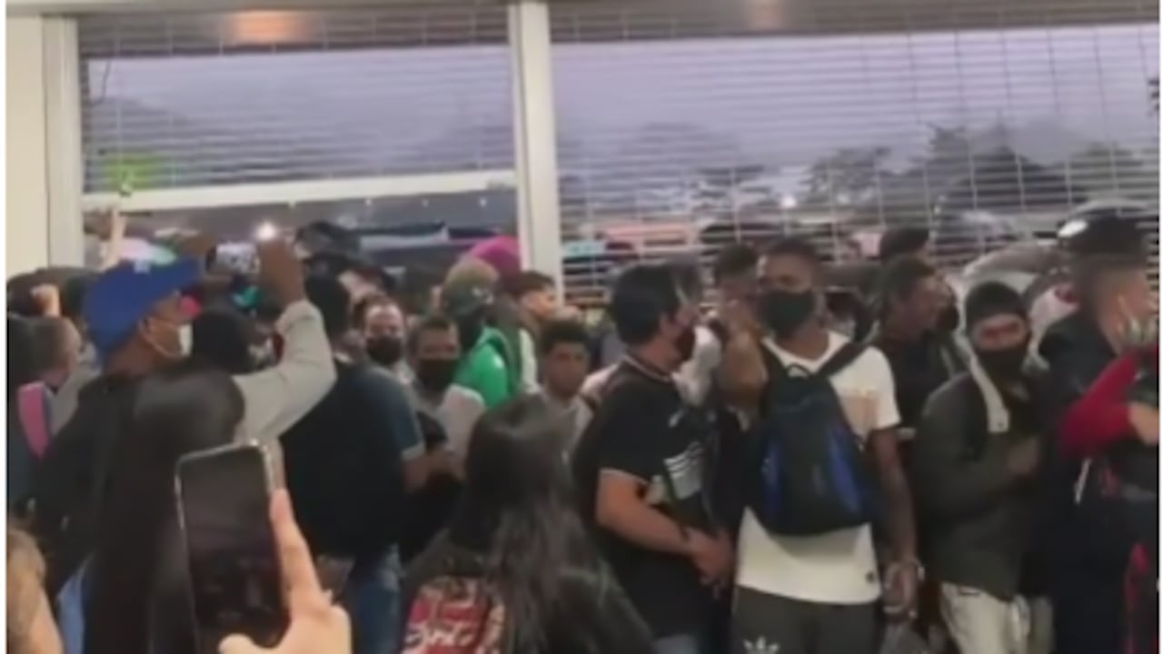 Aglomeración al interior del Metro de Medellín.