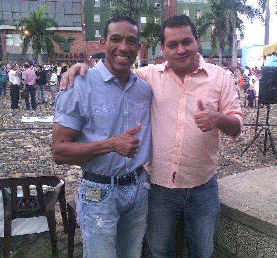 Foto del congresista vallecaucano, con el hombre que se aferró a la sede de campaña del candidato a la Alcaldía de Cali, Alejandro Eder.