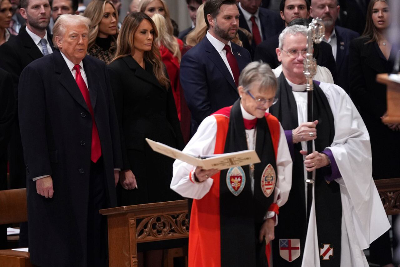El presidente Donald Trump, a la izquierda, observa cómo la reverenda Mariann Budde, segunda a la derecha, llega al servicio nacional de oración en la Catedral Nacional de Washington, el martes 21 de enero de 2025, en Washington. (Foto AP/Evan Vucci)