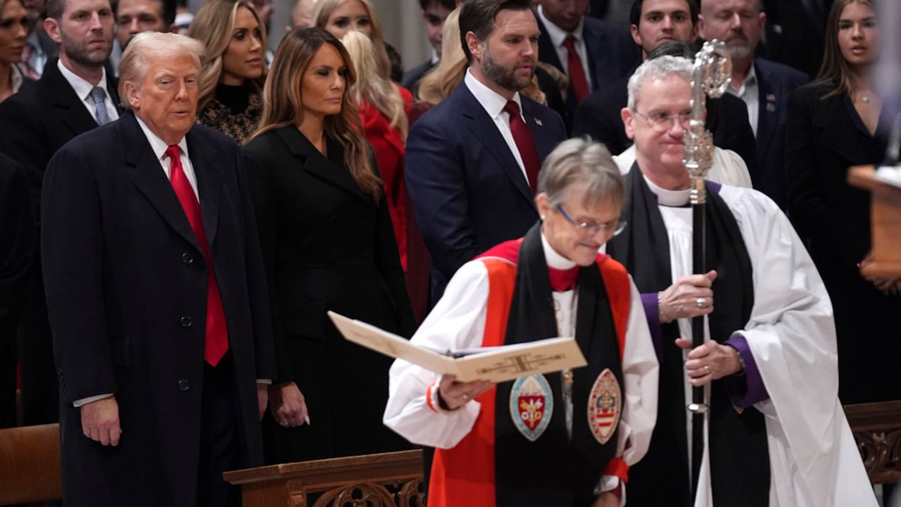 El presidente Donald Trump, a la izquierda, observa cómo la reverenda Mariann Budde, segunda a la derecha, llega al servicio nacional de oración en la Catedral Nacional de Washington, el martes 21 de enero de 2025, en Washington. (Foto AP/Evan Vucci)
