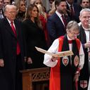 El presidente Donald Trump, a la izquierda, observa cómo la reverenda Mariann Budde, segunda a la derecha, llega al servicio nacional de oración en la Catedral Nacional de Washington, el martes 21 de enero de 2025, en Washington. (Foto AP/Evan Vucci)