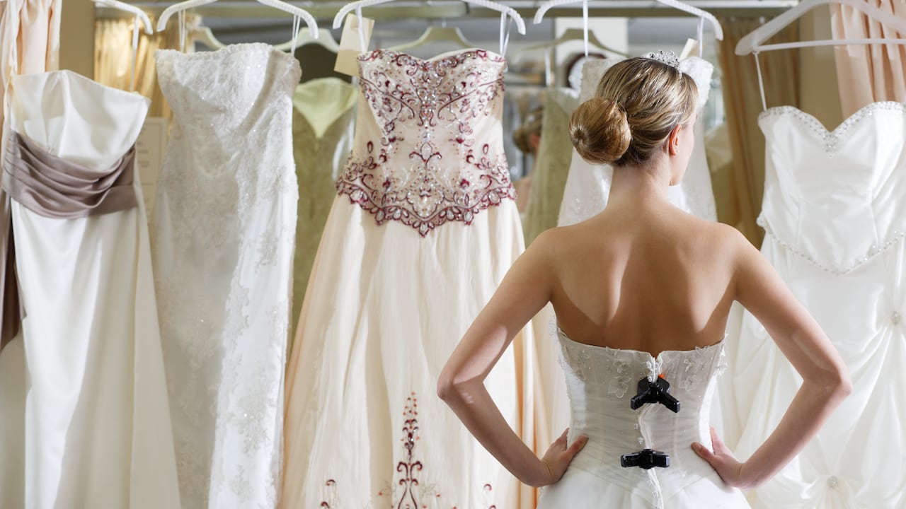 La mujer se mandó a operar con el objetivo de poder 'lucir' el traje de novia de sus sueños, pero una infección impidió que su sueño se hiciera real.