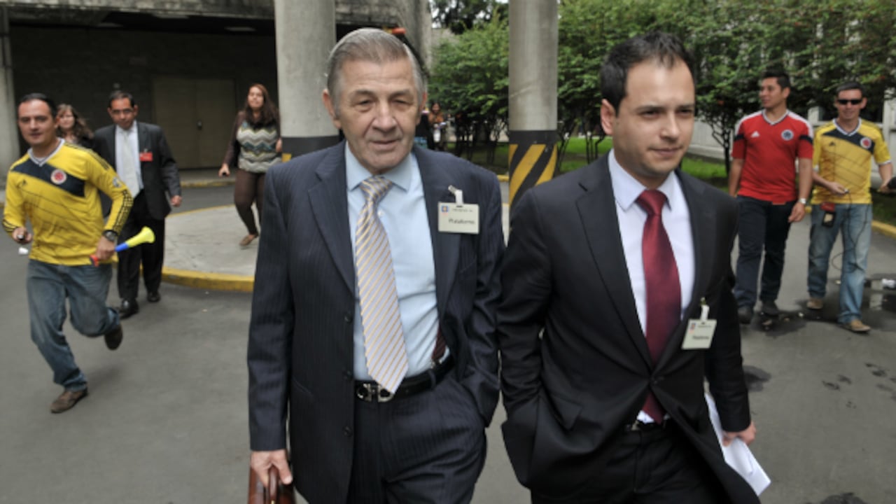 El general (r) Óscar Peláez Carmona (der.) rindió versión libre ante la Fiscalía este jueves.