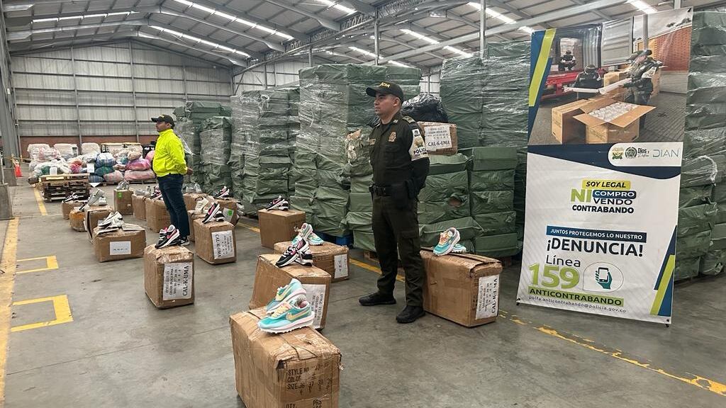 Golpe al contrabando en Cali: incautaron 5.400 pares de calzado, avaluados comercialmente en más de $300 millones.