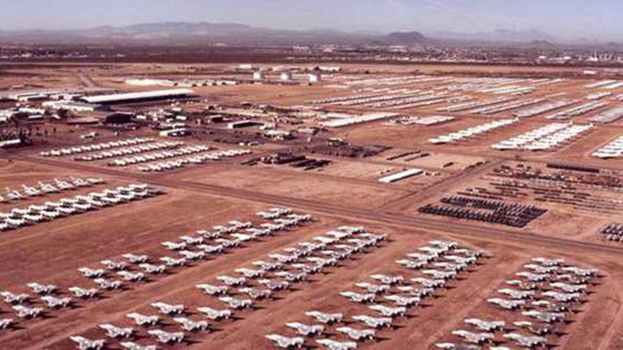 Davis-Monthan alberga unos 4.400 aparatos en un espacio de unos 10,5 kilómetros cuadrados.