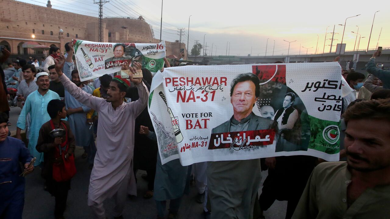 Partidarios del ex primer ministro de Pakistán Imran Khan celebran la decisión de la Corte Suprema de dejarlo en libertad, en Peshawar, Pakistán, el 11 de mayo de 2023. (AP Foto/Muhammad Sajjad)