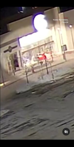 El auto que entró al mall de Ontario fue identificado como robado por las autoridades locales. Foto: Instagram @cnn.