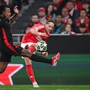 El delantero noruego del Benfica #21 Andreas Schjelderup (der) dispara más allá del defensor francés del Barcelona #23 Jules Kounde.