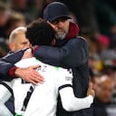 Jürgen Klopp abrazando a Luis Díaz durante su regreso frente al Luton Town.