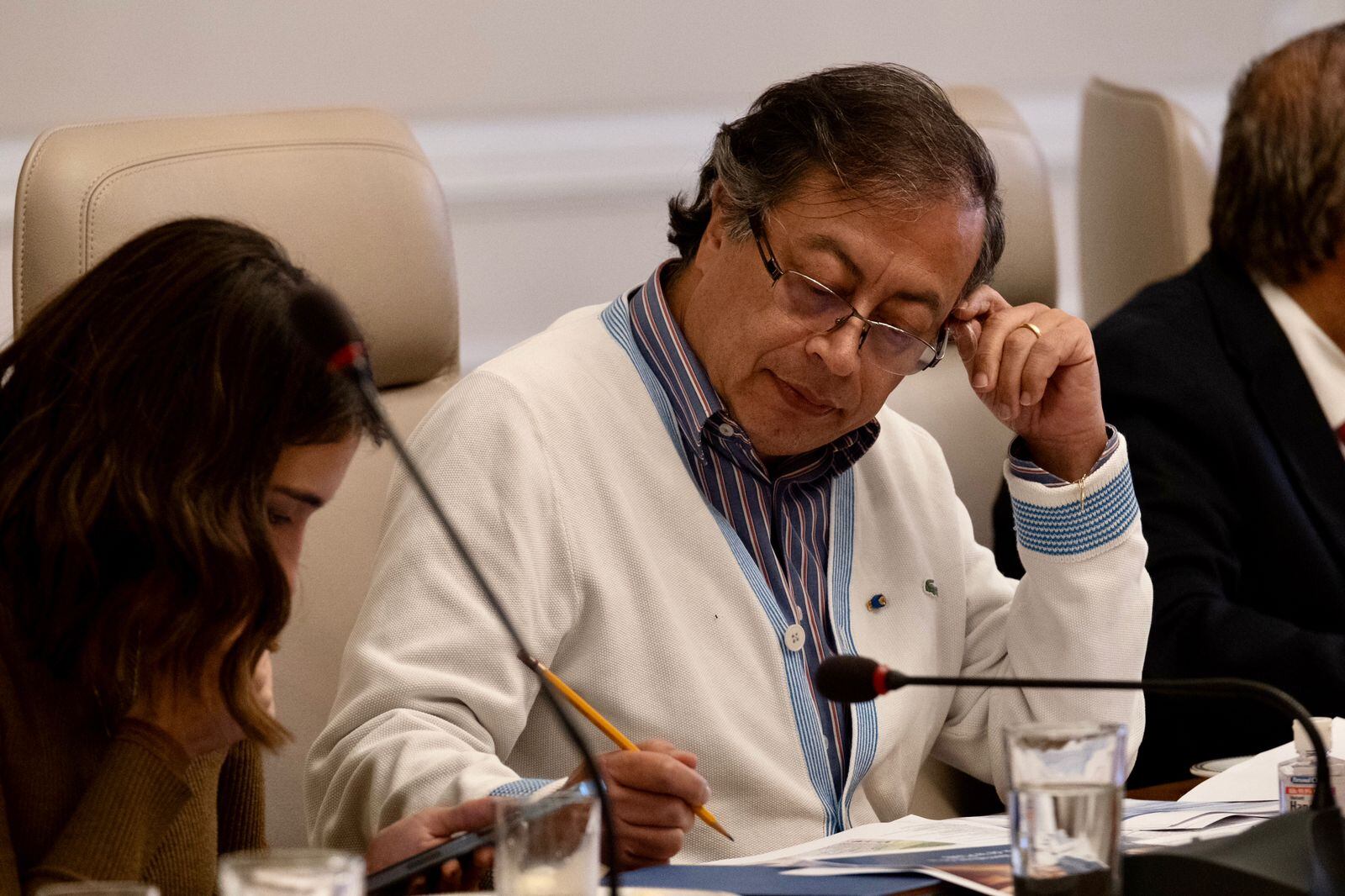 Presidente Gustavo Petro en la Casa de Nariño evaluando el proyecto del Metro de Bogotá.