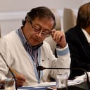 Presidente Gustavo Petro en la Casa de Nariño evaluando el proyecto del Metro de Bogotá.